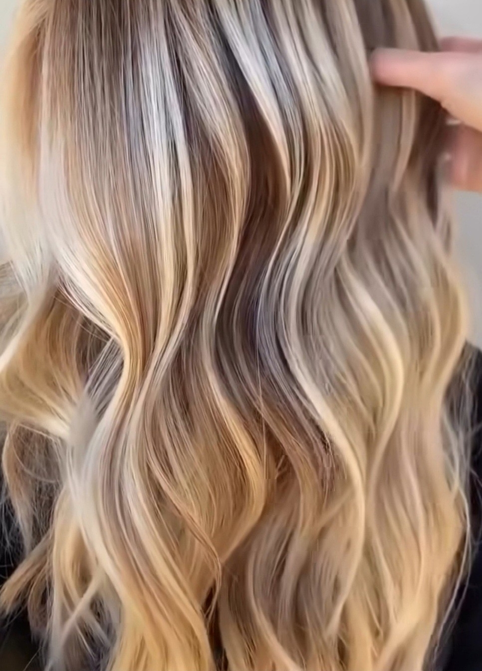 Применены профессиональные корректоры тона и щадящие осветлители для нейтрализации нежелательных оттенков после домашнего окрашивания.
Занятость: 3 часа, стоимость: 200 руб.