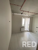 Произведена комплексная отделка комнаты: поклейка бумажных обоев и укладка ламината. Стены предварительно зашпаклеваны для идеально ровной поверхности.