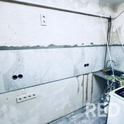 Укладка плитки на стену в кухне (фартук). Керамогранит 120×60 с высверливанием отверстия под розетку.