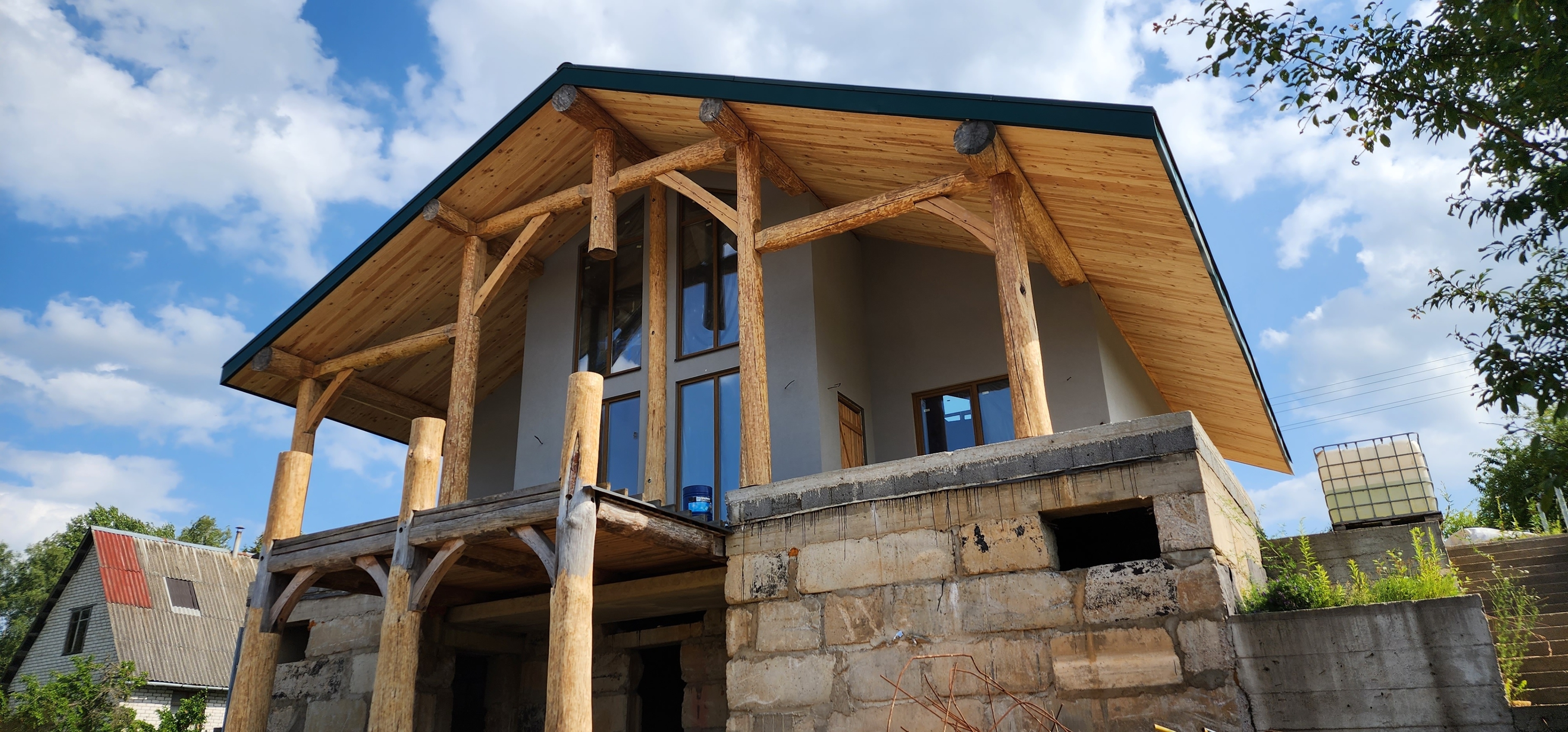 Подшиты свесы крыши перфорированными софитами с вентиляцией. Деревянные элементы предварительно отшлифованы и обработаны защитным составом. Параллельно установлена пластиковая водосточная система с надежным креплением кронштейнов.