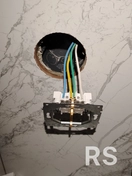 Монтаж розетки в ванной с дополнительной системой уравнивания потенциалов.
Процесс: прокладка кабелей, подключение системы уравнивания потенциалов, фиксация и проверка безопасности.