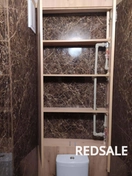 На фото представлен шкаф в санузле, спроектированный для скрытия труб.