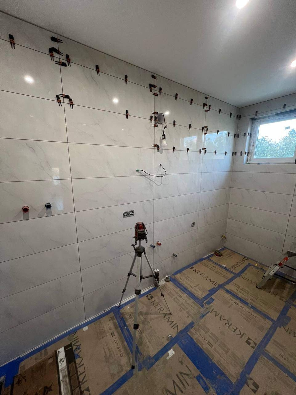 Полная облицовка стен и пола плиткой в санузле частного дома, с предварительным выравниванием поверхностей.