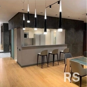 Выполнена отделка кухонного бара и гостиной плиткой 60×120 с аккуратным примыканием к зеркальной поверхности. Все углы и стыки тщательно подогнаны, примыкание выполнено с минимальным зазором. Использован профессиональный клей.