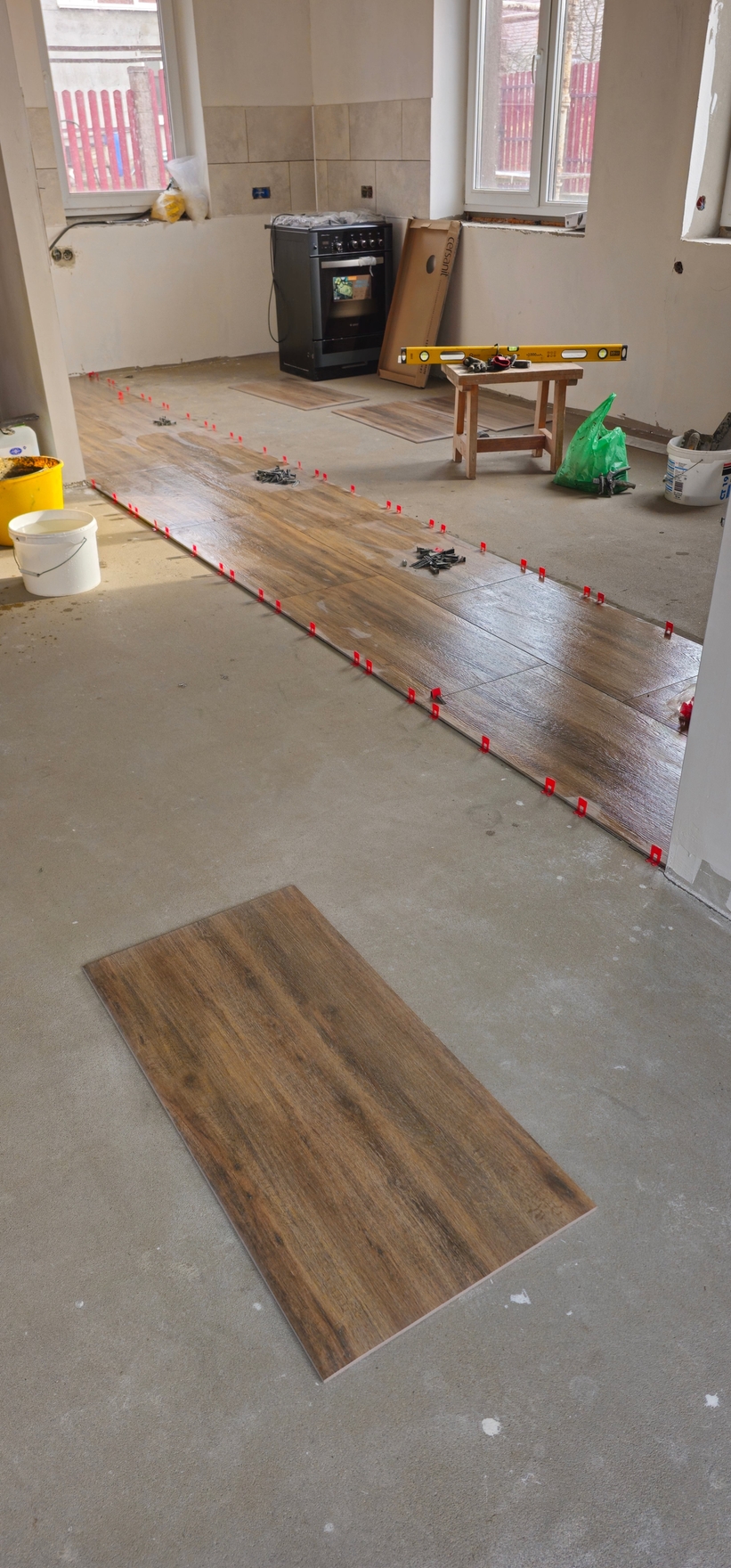 Укладка плитки на пол, использован керамогранит. заняло 15дней.