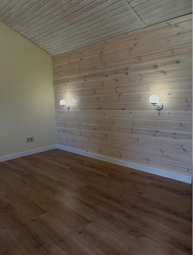 Укладка ламината ( в шахматном порядке и по диагонали)
Монтаж напольного плинтуса!