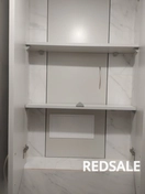 На фото изображена сборка шкафчика.  Сначала производилась сборка корпуса с помощью винтов и стяжек, затем установка дверей с петлями и ручками для завершения конструкции.