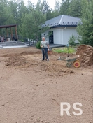 Развоз и отсыпка грунта на поверхности участка.