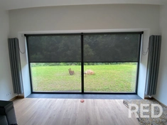 На фото — свободно висящие шторы из ткани screen, открытый вал и декор антрацитового цвета.
Шторы установлены на прочный алюминиевый карниз с проверкой ровности.
Ткань screen обеспечивает мягкое рассеивание света и защиту от солнца.