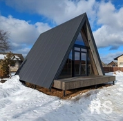 Дом в стиле A-frame размером 7 x 6 метров с террасой.
