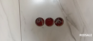 Укладка плитки на рабочую зону, отверстия в керамогранитной плитке сделаны качественными инструментами.