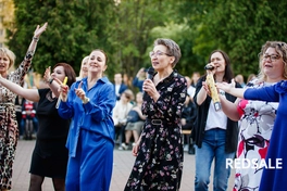 Одна из серии фотографий выпускного на территории одной из школ. Для создания этих снимков использовались профессиональные камеры с различными объективами и световое оборудование.