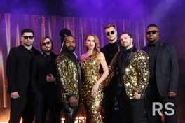 На сцене 7 музыкантов:
👩🏼🎤 Женский вокал 
🧔🏻🎤 Два мужских вокала 
🧑🏻🎷Саксофон 
🧑🏻🎸 Бас
👨🏻🎸Гитара 
👦🏿 🥁 Барабаны.