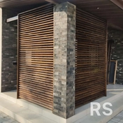 Затемняющая реечная перегородка из лиственницы с покраской.