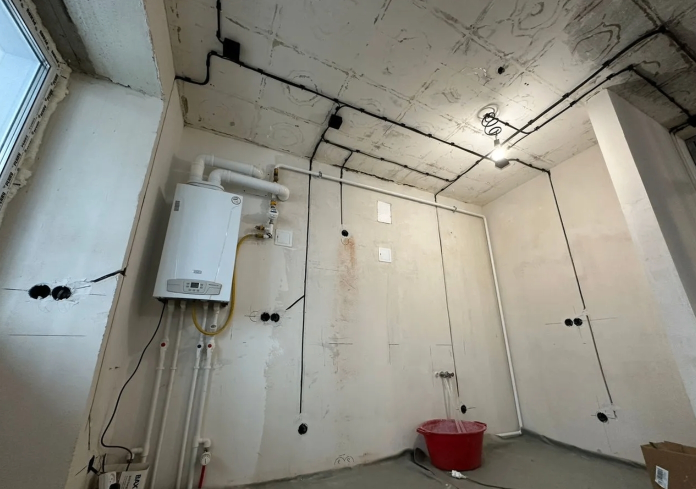 Установка электрооборудования, прокладка кабельных трасс, труб, монтаж шинопроводов, распределительных устройств, щитов, светильников и розеток.