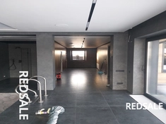 Покраска сложных потолков. Укрывка малярной лентой и пленкой окон, плитки, треков, теневых профилей и готовых поверхностей.