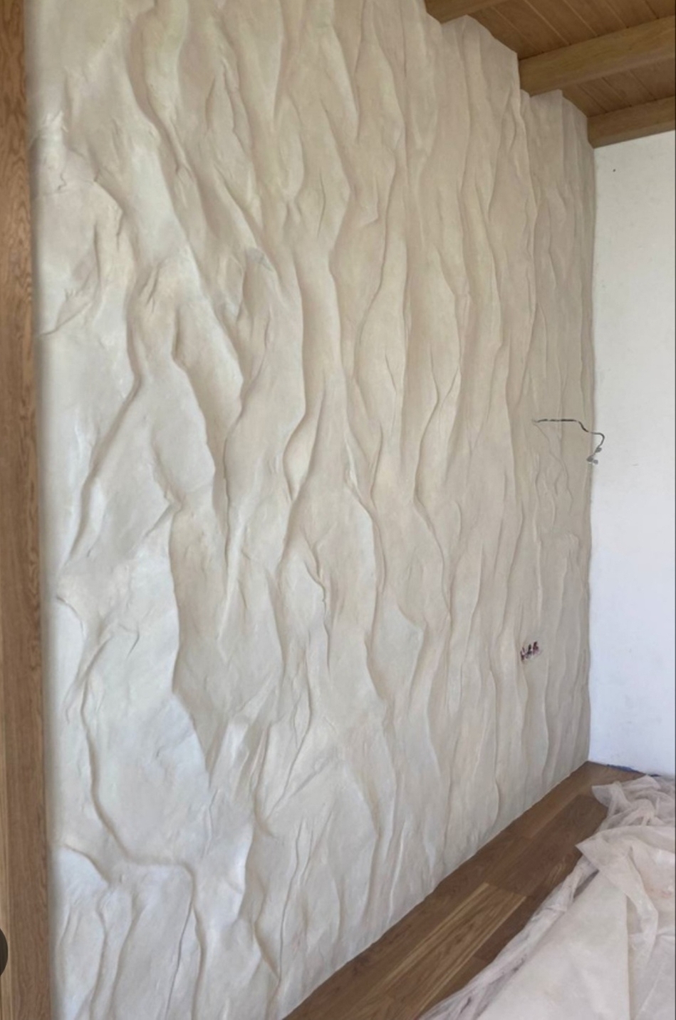 Имитация скалы, изготовлено из декоративной штукатурки.