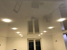Глянцевый натяжной потолок в комнате