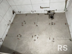 Укладка плитки на пол завершена за 5 дней. Использованы высококачественные материалы.