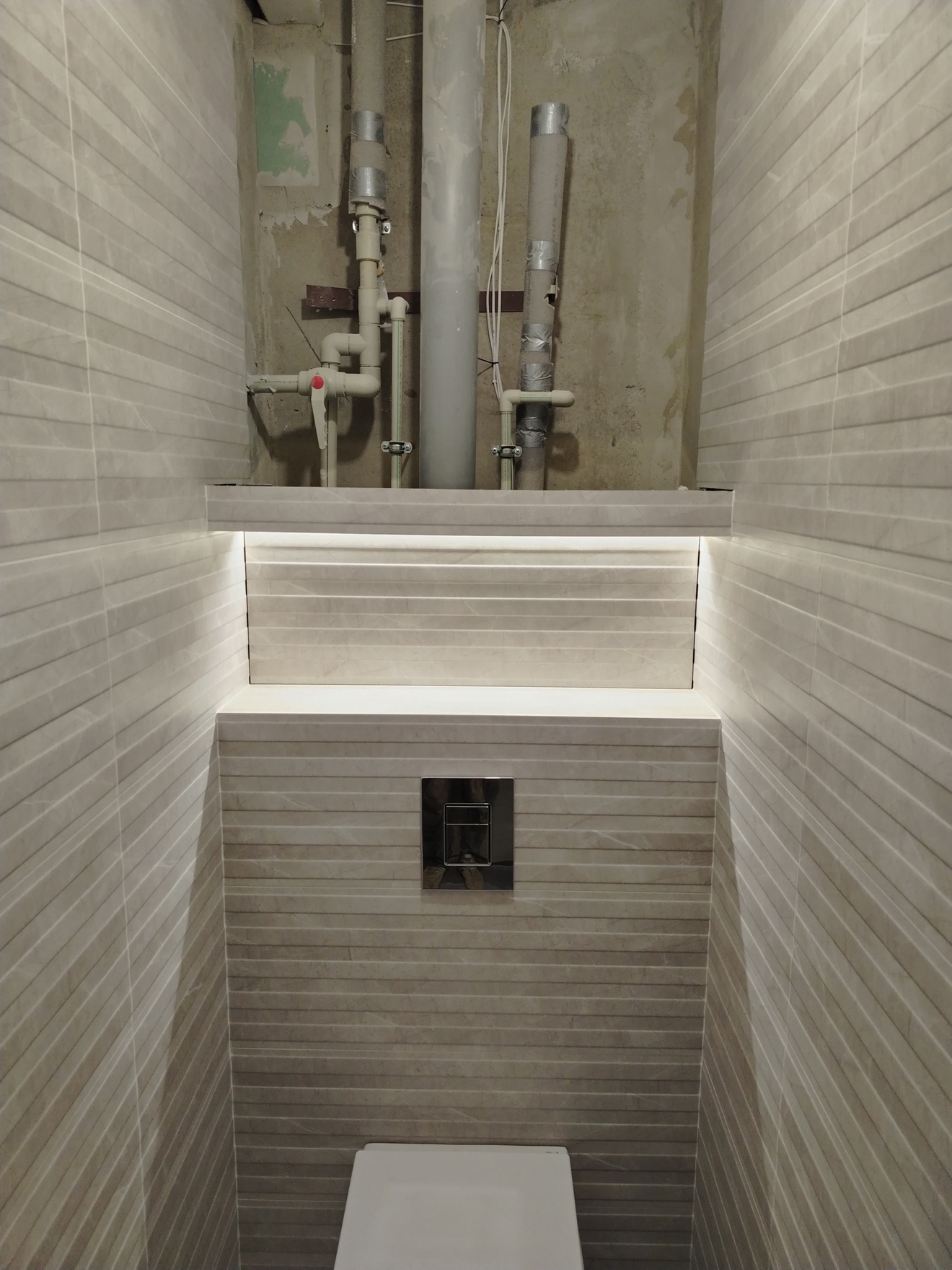 Укладка плитки на стены, монтаж инсталляции с скрытым люком и полкой.