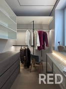 Современная гардеробная комната: сочетание функциональных зон, встроенной подсветки и минималистичной мебели, подчёркивающее стиль и практичность пространства.