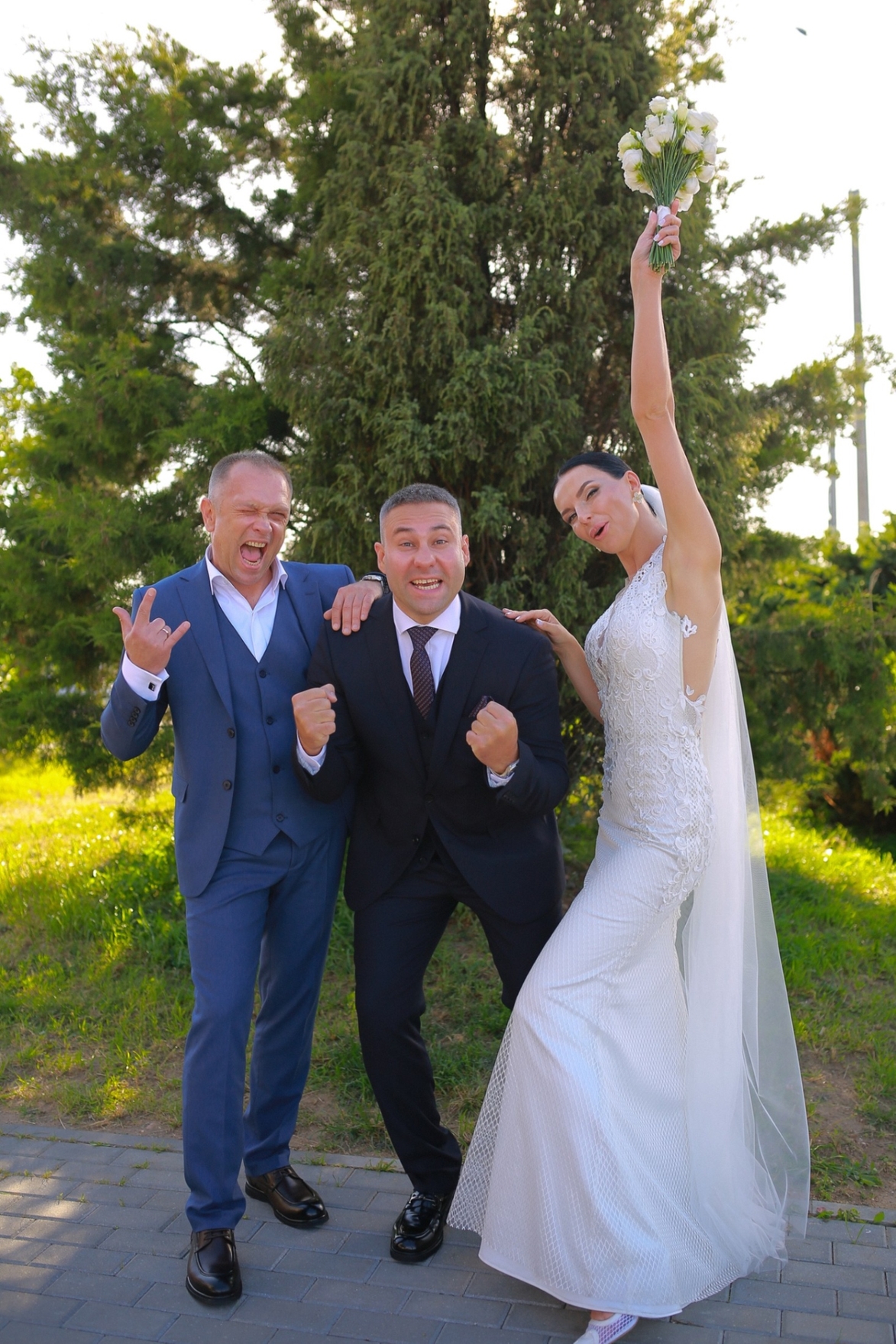 Счастливый и веселый свадебный праздничный вечер в кругу родственников и друзей.