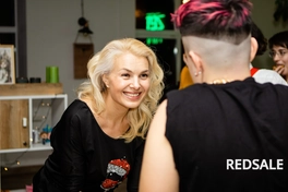 На фото запечатлены моменты радостной атмосферы на корпоративе, с акцентом на искренние улыбки участников.
Для создания непринужденной обстановки использовались естественное освещение и незаметное присутствие фотографа.