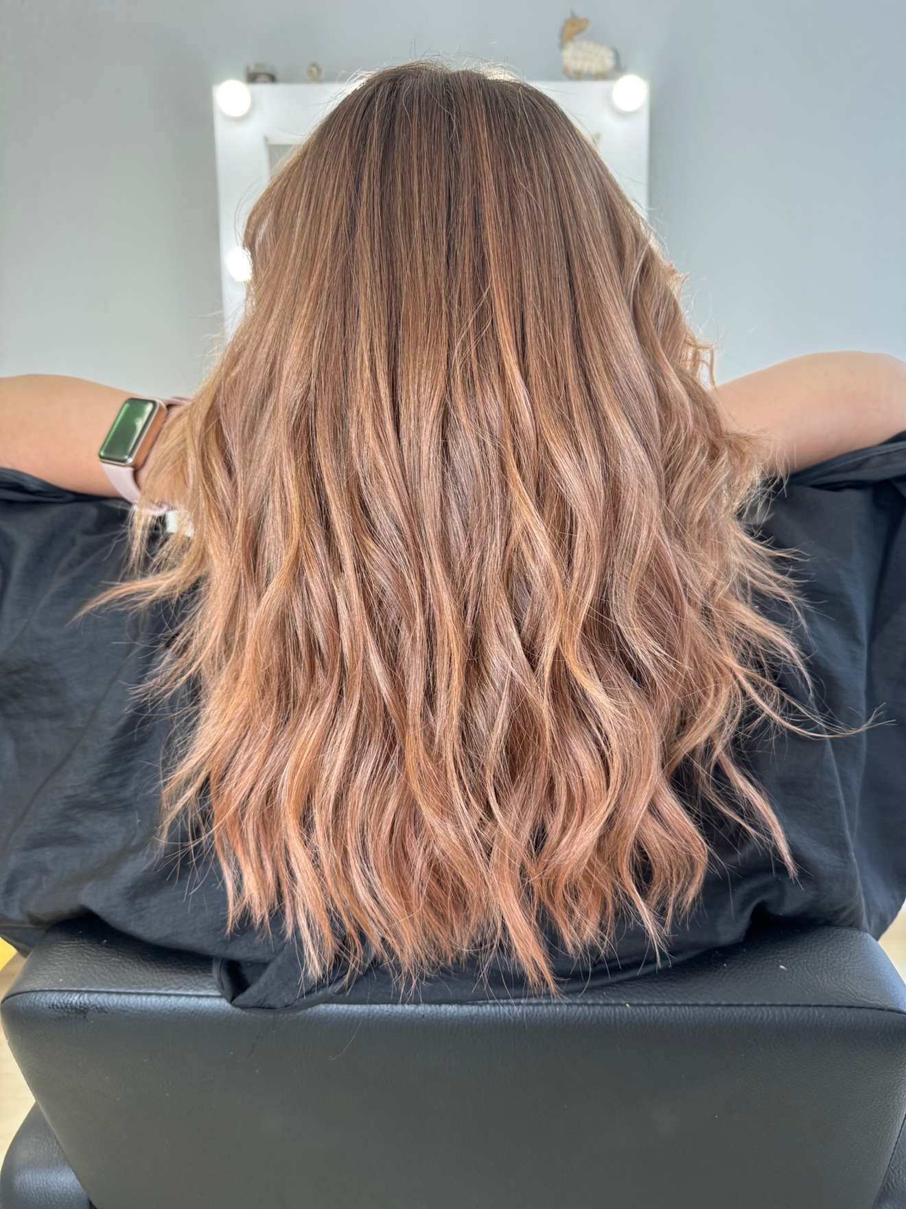 Выполнила окрашивание волос премиум красителями AirTouch за 4,5 часа.
Работа включала консультацию, подготовку волос, нанесение красителя и уходовые процедуры.