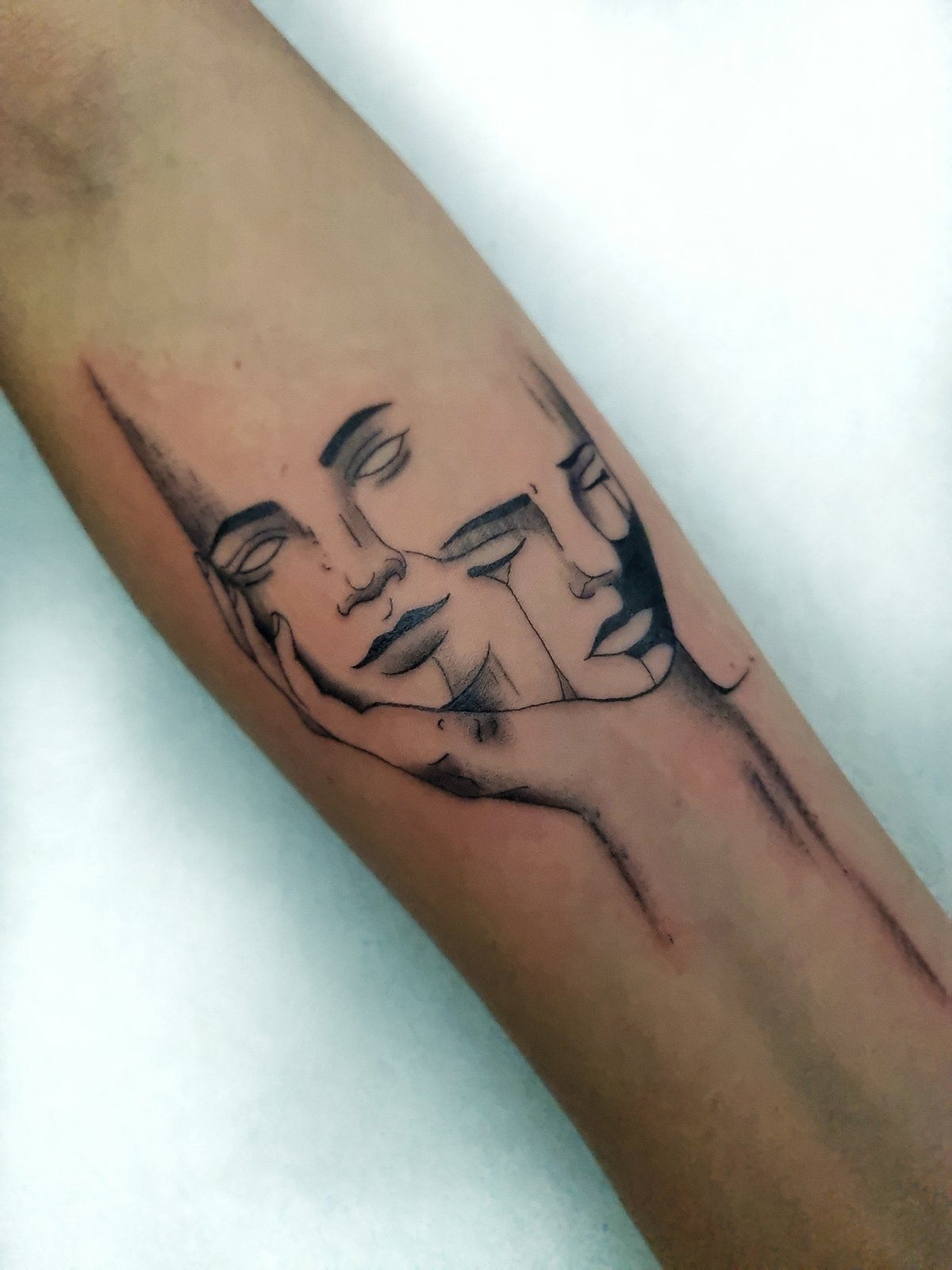 Тату для женщины. Символ близнецов. Выполнено за один сеанс.