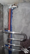 Выходы на полотенцесушитель и байпас спрятаны в стену (верх) 
