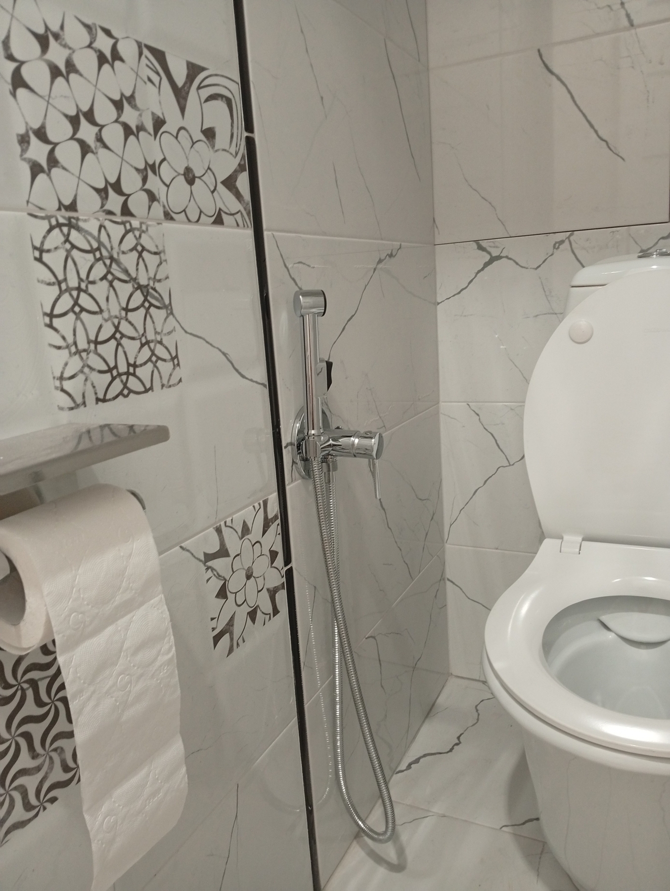 Плитка уложена на подготовленную поверхность, трубы заменены с установкой новой разводки, сантехника закреплена с соблюдением герметичности и уровня.