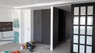 Кухня. Потолок гкл и лепнина. Перегородки из гкл. Камень рабочая зона. Плиты бетонные