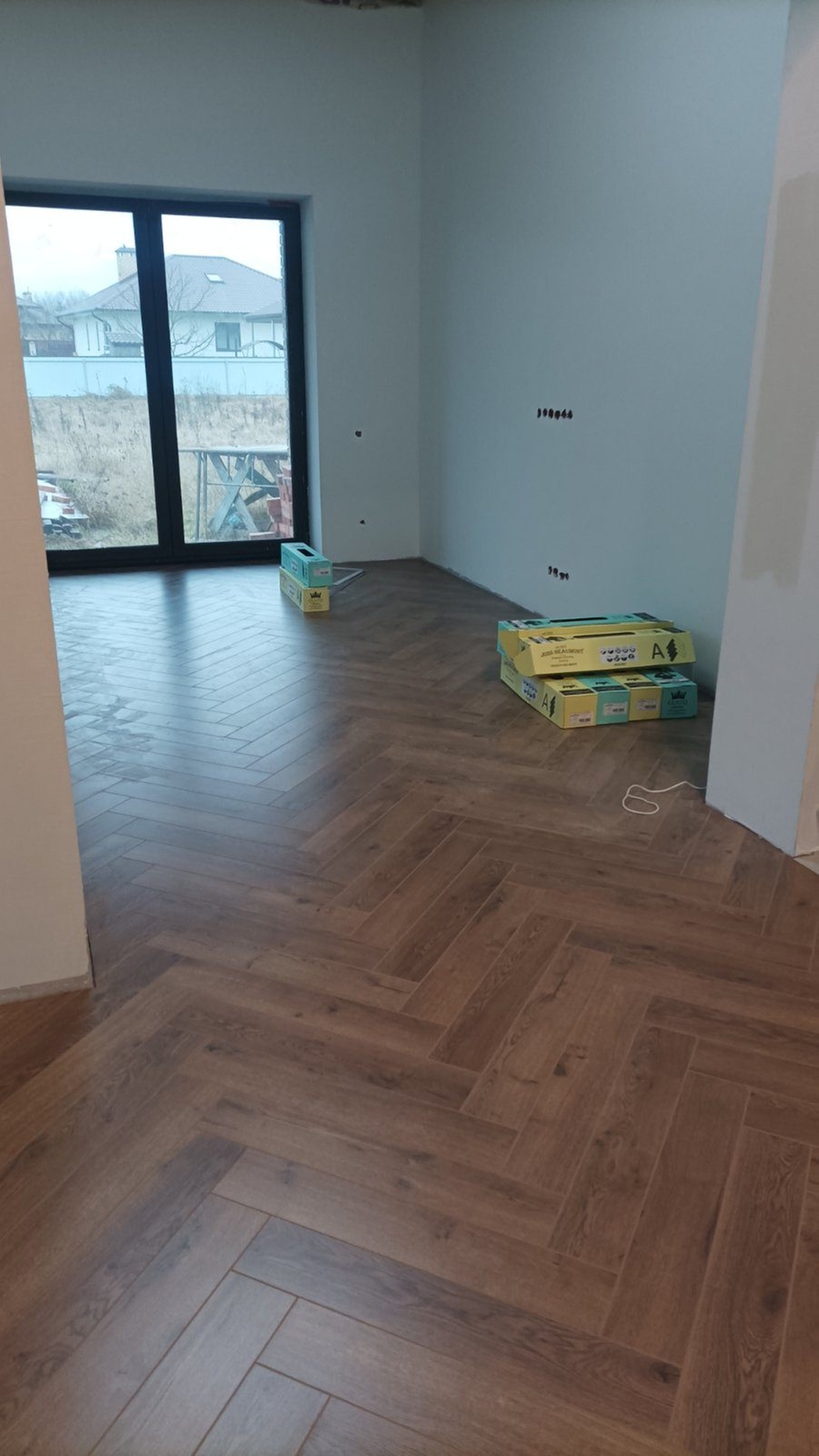 Укладка ламината ёлочкой любых производителей (без проклейки швов, с проклейкой швов и с приклеиванием ламината к основанию).
Точная подгонка и фиксация панелей для создания ровного, долговечного и эстетичного напольного покрытия.