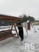 Изготовлены деревянные качели и декор для сада из прочных пород дерева, обработанных защитными составами для долговечности и устойчивости к погодным условиям.