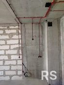 Проложил штробы строго вертикально от розеток к щиту. При сверлении кухни навесные шкафы и рейлинги не повредят кабель, так как трассы защищены геометрией.