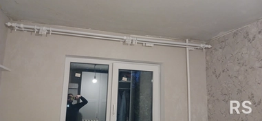 Установка настенного карниза. Был подрезан под нужный размер. Разметка и навеска заняла примерно час времени.