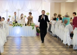 Ведущий юбилеев и свадеб Петр Михайлович проведет ваш праздник. Приятная атмосфера гарантирована.
