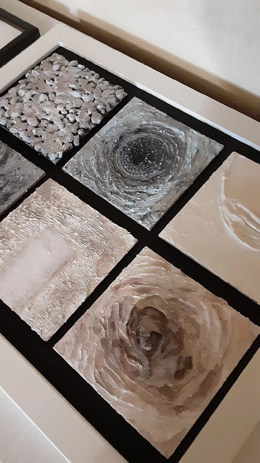 Абстрактный коллаж из текстур — кружевные узоры, графитовые спирали, размытые розы и грубые мазки создают контраст мягкости и жёсткости.