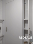 На фото представлен полностью собранный шкафчик, предназначенный для скрытия труб. Шкафчик выполнен в современном стиле, аккуратно вписывается в интерьер, обеспечивая функциональность.