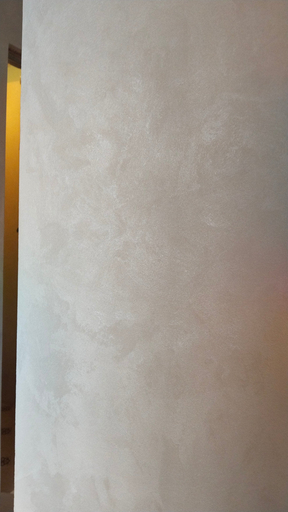 Венецианская штукатурка, выполненная с нанесением текстуры и добавлением цветовых оттенков, создаёт эффект финишного отделочного материала на стене.