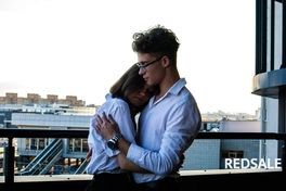 Использовалась натуральная подсветка, добавленная мягкими источниками света. Работа велась на фоне природы, с использованием естественных элементов.