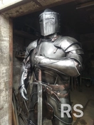 Для создания этого кованого рыцаря высотой 185 см использована техника художественной ковки из стали. Элементы доспехов и детали фигуры выкованы вручную с последующей сваркой и финишной обработкой. Завершающим этапом стало нанесение защитного покрытия.