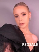 Тщательное очищение кожи.
Нанесение базы и фонд-де-тена для равномерного тонирования.
Акцент на глаза с помощью выразительных теней и туши.