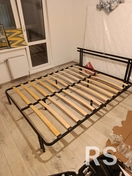 Сборка двух спальных кроватей с использованием набора трещоточных ключей.