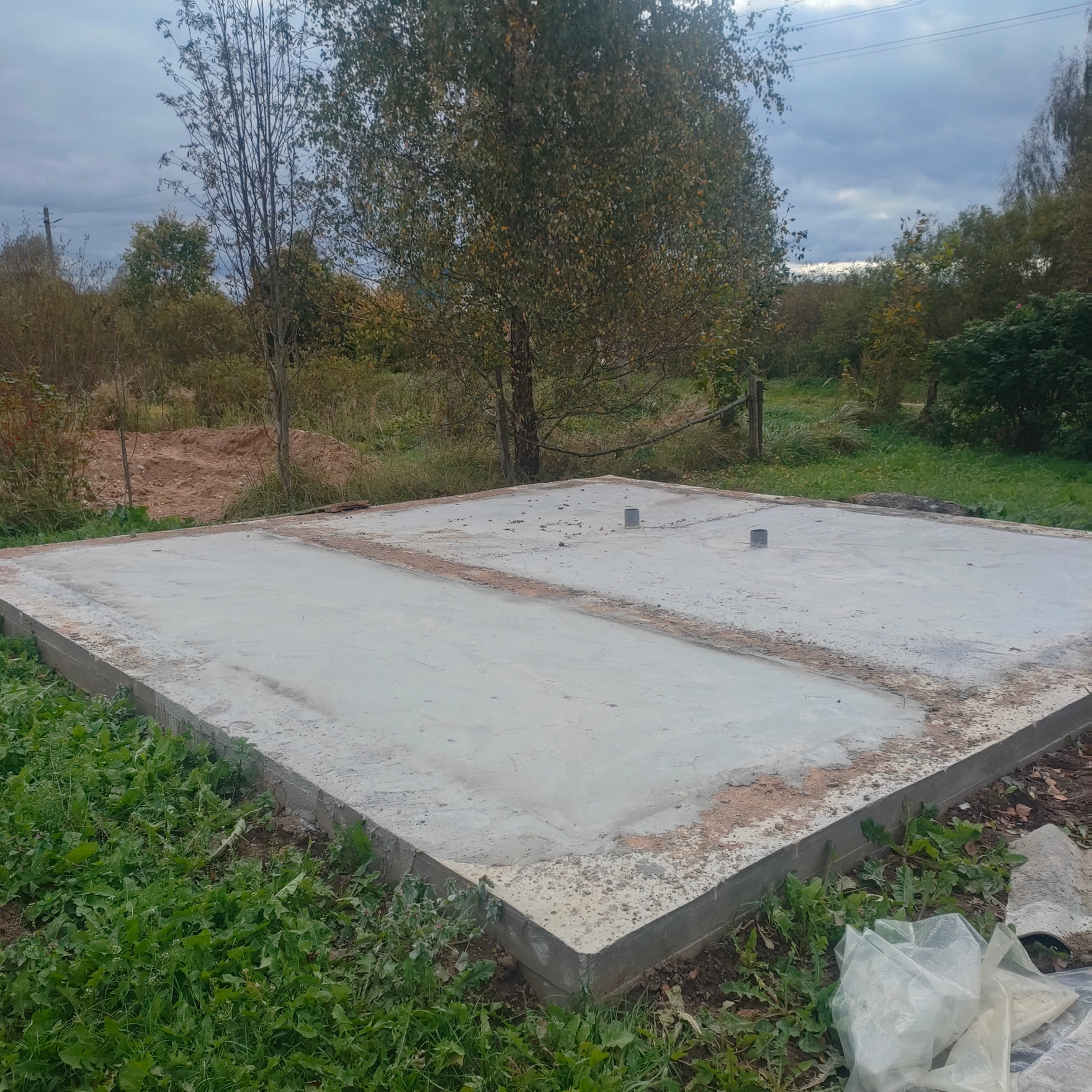 Свайно-ростверковый фундамент, с черновой стяжкой пола.