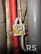 При монтаже электропроводки выполнил установку Коробки уравнивания потенциалов (КУП).
Завел в коробку проводники от системы заземления и металлических элементов.