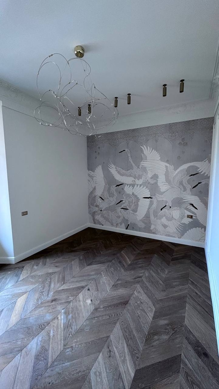 Выполнена укладка инженерной доски на полу, монтаж гипсокартонных конструкций для ровных стен, установлена стильная лепнина на потолке и современная электропроводка с оригинальным светильником.