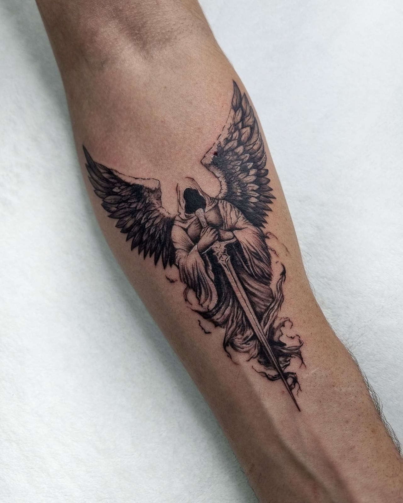 Тату для мужчины. Реализовано за один сеанс по индивидуальному эскизу.