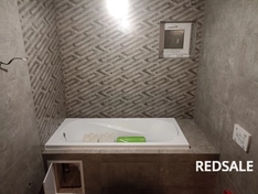 Укладка керамической плитки в ванной комнате с пьедесталом.