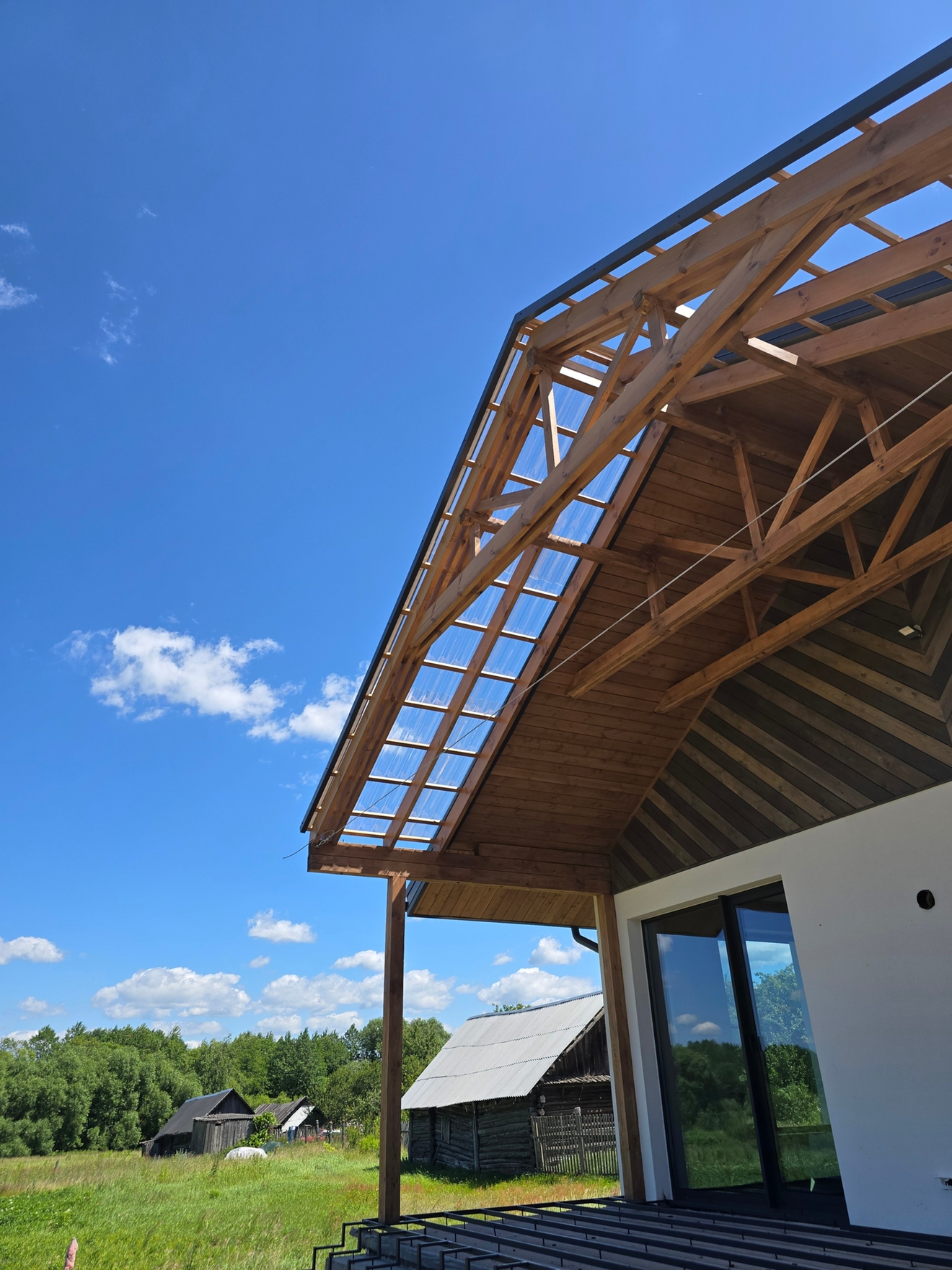 Выполнена подшивка свесов софитами и обшивка фронтона сайдингом. Работа велась по установленной обрешетке с использованием доборных элементов и специальных крепежей. Все элементы смонтированы с соблюдением вентиляционных зазоров для циркуляции воздуха.